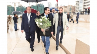 رئيس اللوبي الإقتصادي الدولي يزور ضريح الشهيد الرئيس رفيق الحريري